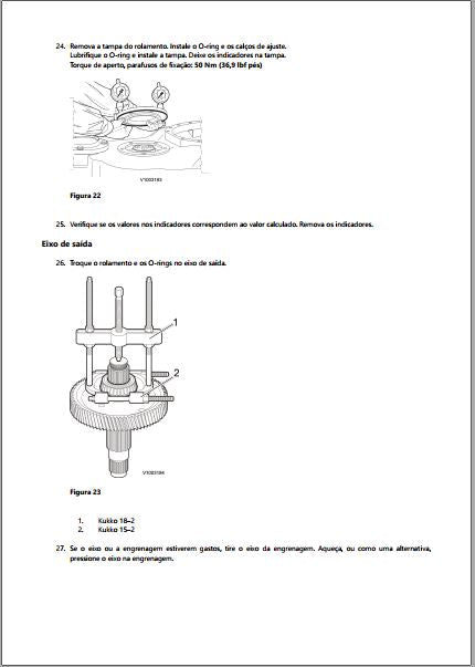 Remoção da tampa do rolamento da Volvo HTE220 com calços de ajuste e parafusos a 50 Nm, e saque do eixo de saída com extratores Kukko 18–2 e 15–2