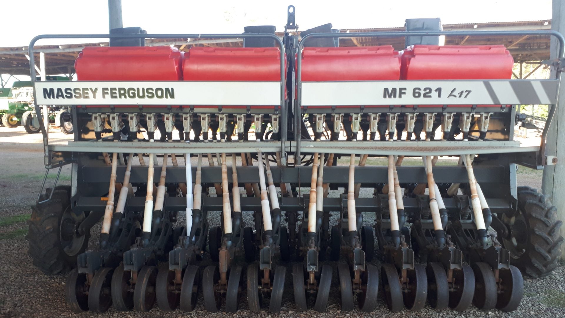 MANUAL DO OPERADOR MASSEY FERGUSON - MF600, MF613, 617, 621L - 2012