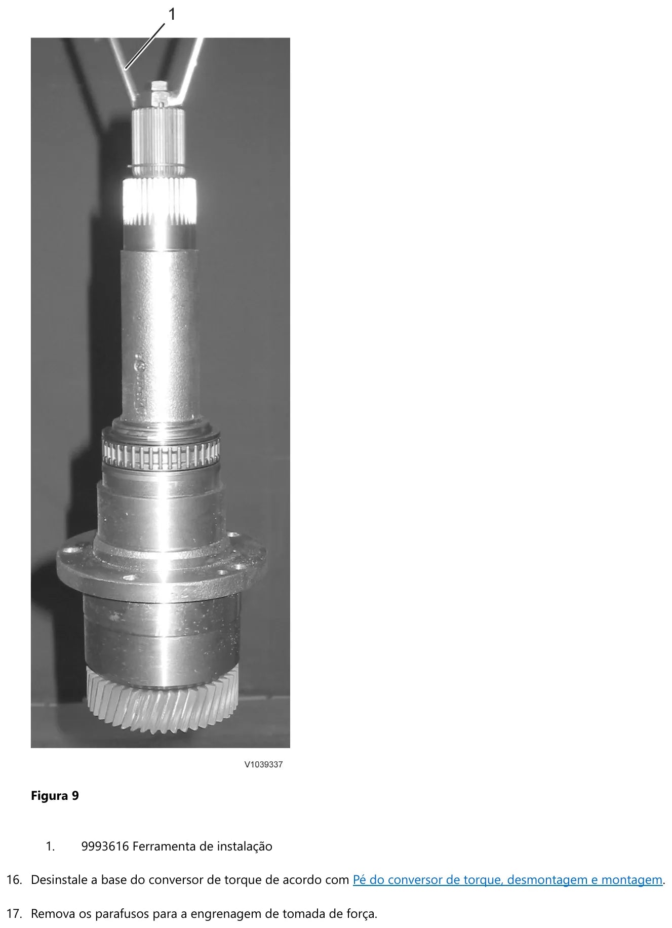 Eixo da turbina da Volvo HTE110B suspenso na ferramenta de instalação 9993616, com a engrenagem helicoidal da tomada de força na base
