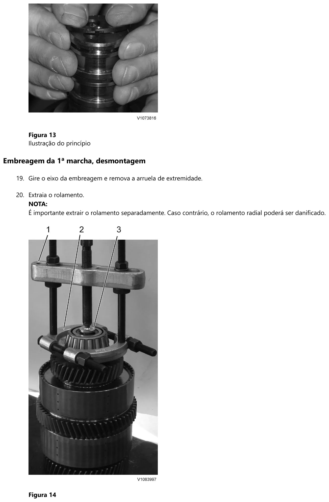 Desmontagem da embreagem da 1ª marcha da Volvo HTL206: retirada da arruela de extremidade à mão e extração do rolamento com saca-polia de três garras sobre o pacote de discos