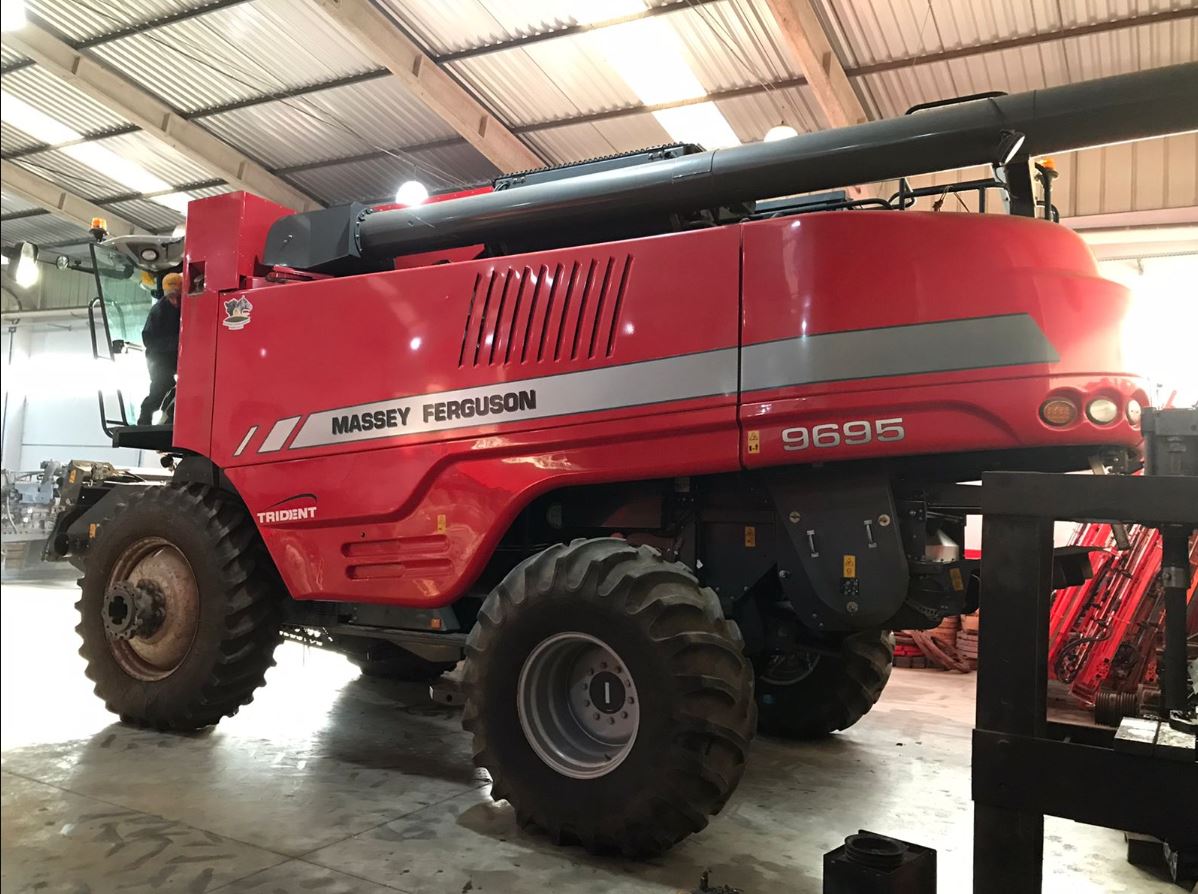 MANUAL DO OPERADOR MASSEY FERGUSON - 9695, 9795 CE COMBINE - 2012