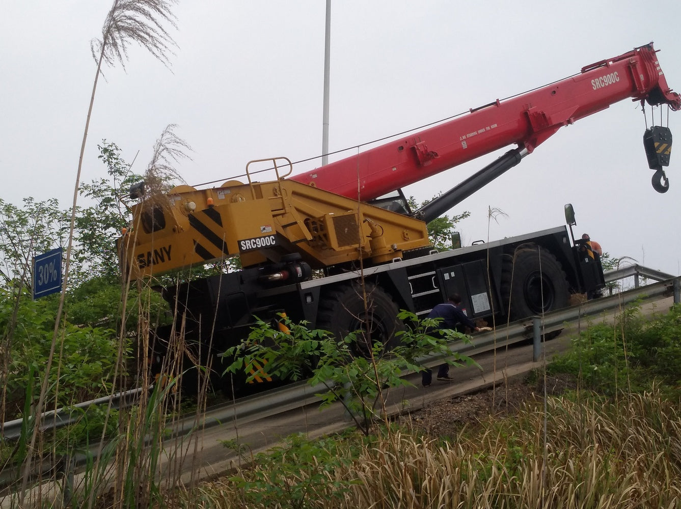 MANUAL DE OPERAÇÃO E MANUTENÇÃO GUINDASTE PARA TERRENOS ACIDENTADOS - SRC900C SANY