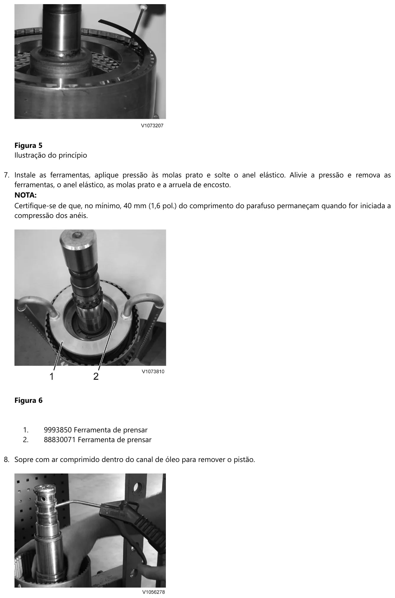 Compressão das molas prato do eixo de embreagem de ré e 2ª da Volvo HTL206B com as ferramentas de prensar 9993850 e 88830071 e remoção do pistão com jato de ar comprimido no canal de óleo
